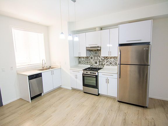 3rd image of 1183 Crenshaw Blvd APT 201