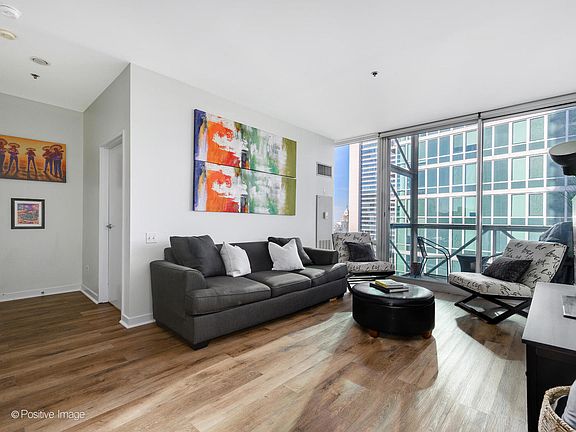 3rd image of 653 N Kingsbury St APT 1404