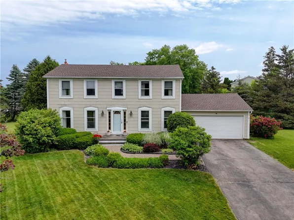 16 Canterbury Trl, Fairport, NY 14450