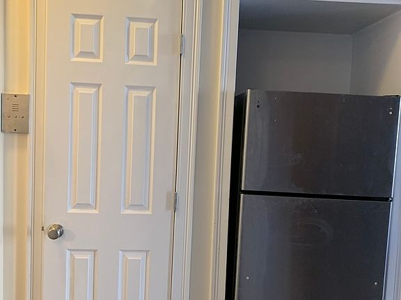 3rd image of 16 W 87th St #4