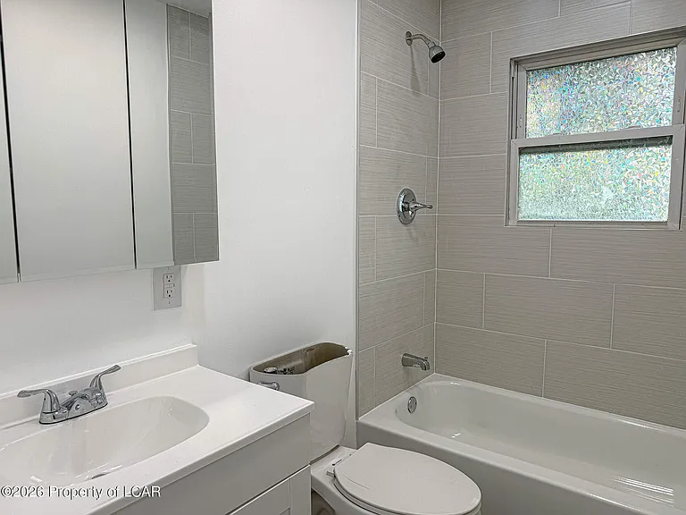 830 E 7th St #2 — Photo 15