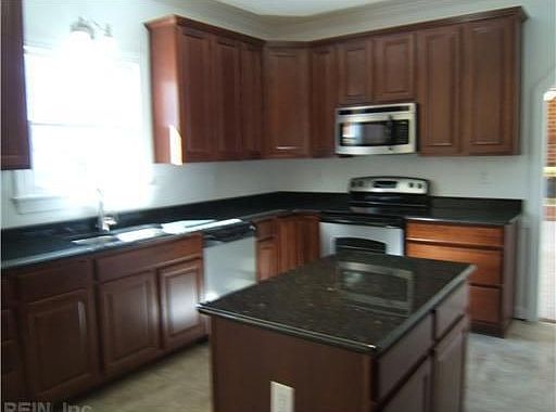 3rd image of 807 Oak Forest Ct