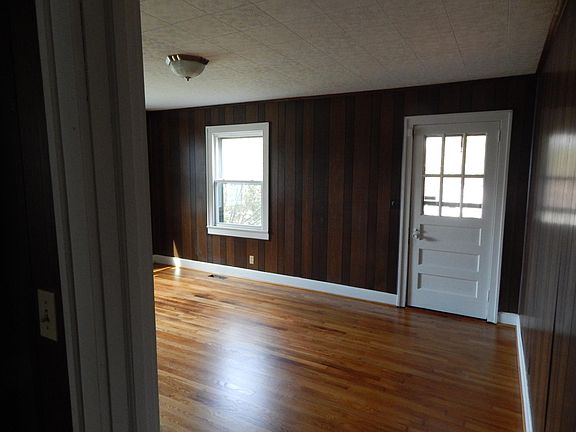 3rd image of 611 Columbia Ave