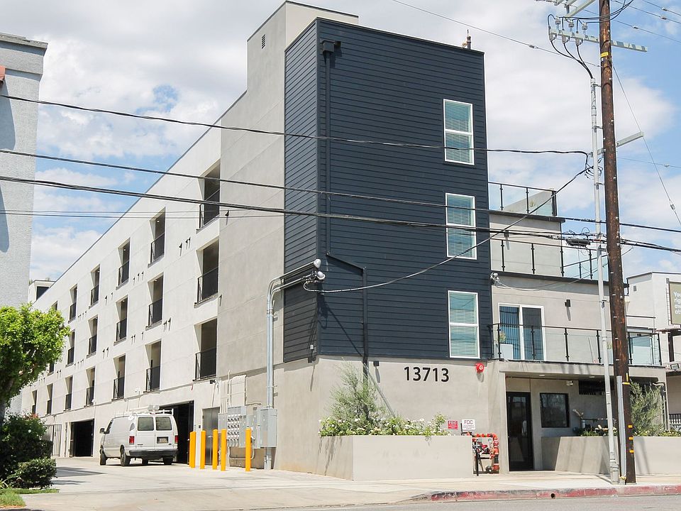 1st image of 13713 Oxnard St #202
