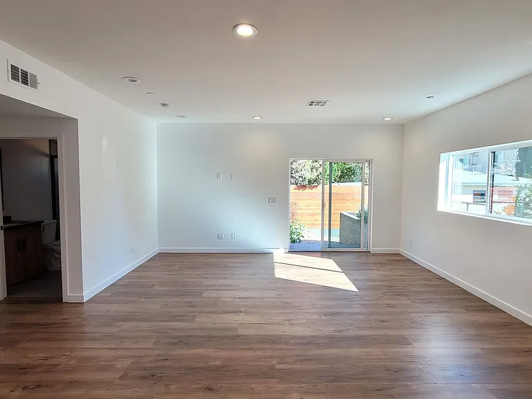 6034 Craner Ave — Photo 4