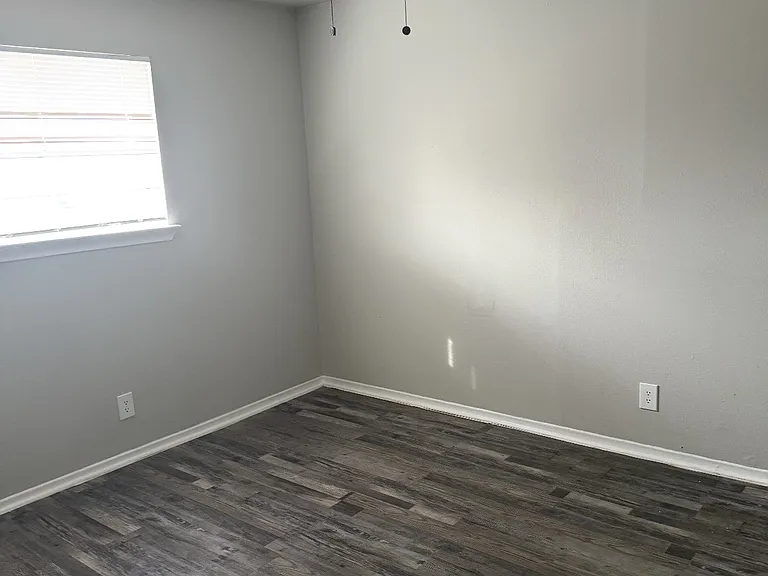 Colonial Apartments — Photo 6