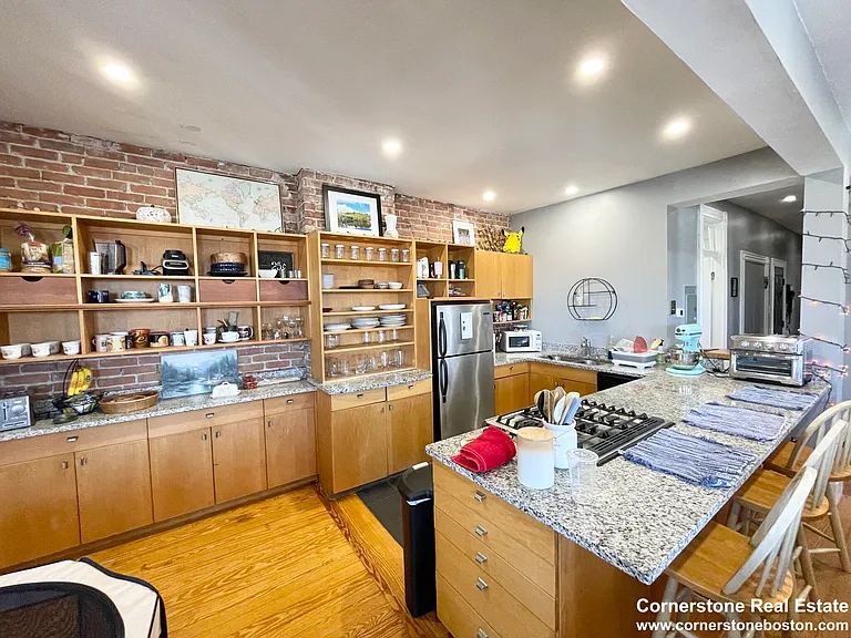 18 Sunset St #3 — Photo 1