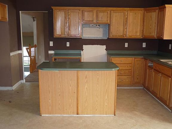 COUNTRY KITCHEN WITH ISLAND AND TABLE AREA