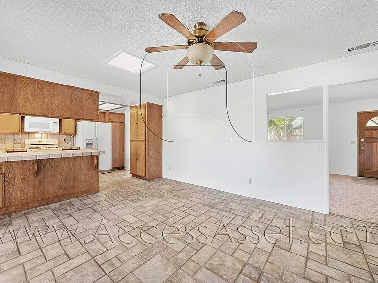 1700 Walden Ln — Photo 11