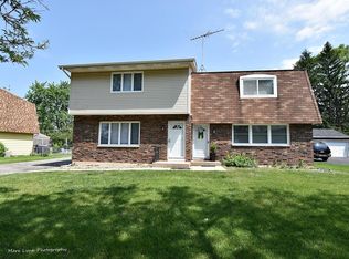 892 Village Quarter Rd, West Dundee, IL 60118