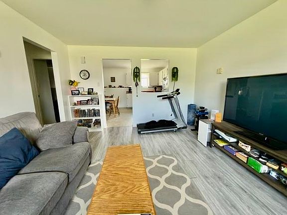 3rd image of 442 Maddix Cres