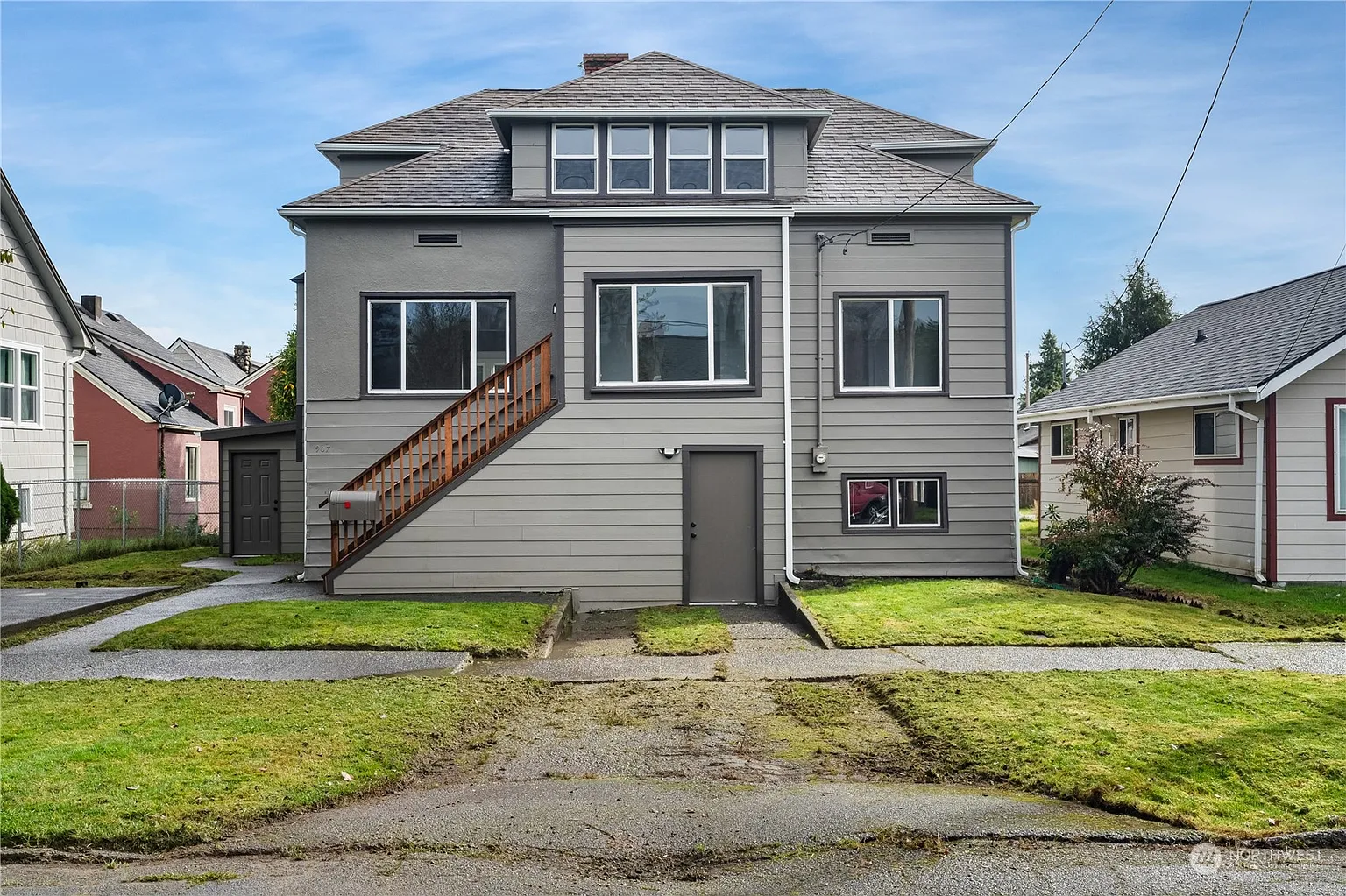 907 Maple Street photo 1