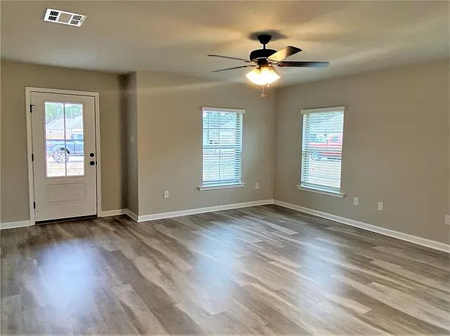 3 bed, 2.0 bath, 1400 sqft, $1,650 — Photo 3