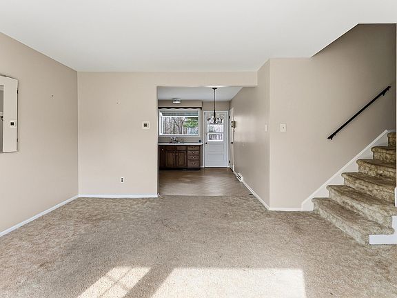 5th image of 211 Elaine Dr