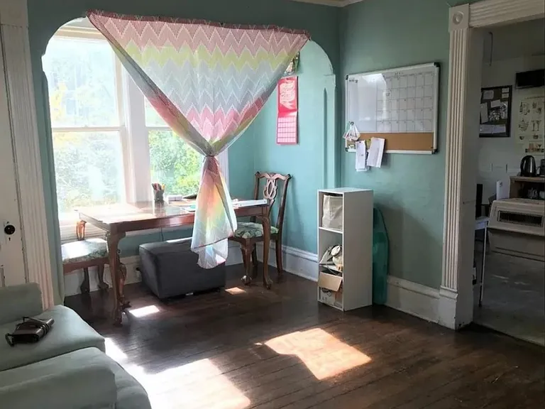 614 E Myrtle St — Photo 3
