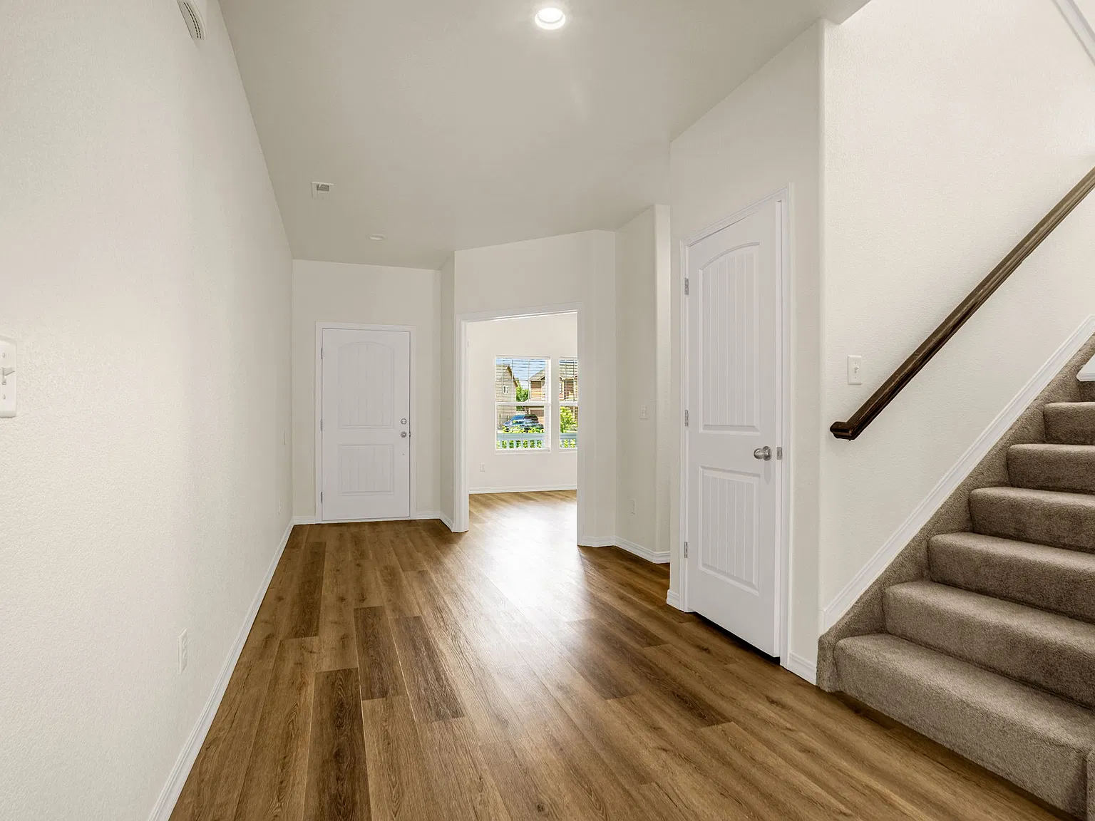 4 bed, 2.5 bath, 2800 sqft, $3,100 — Photo 2