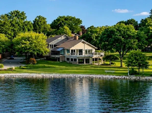 3850 Pine Harbor Dr, West Bloomfield, MI 48323