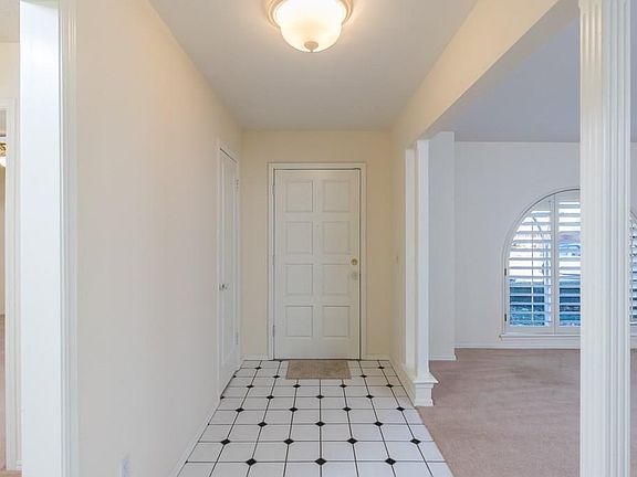 Nice entry space to welcome family and friends!