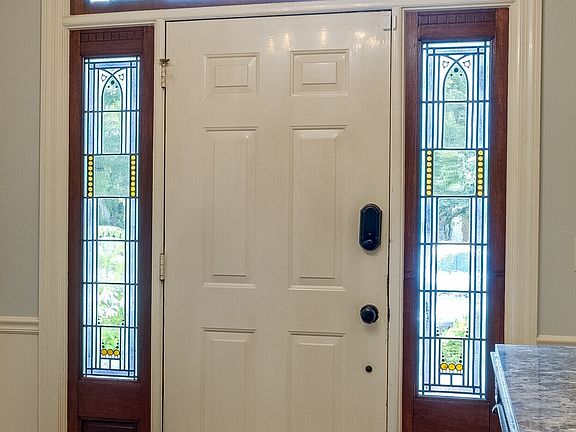 5th image of 802 Greenbrier Dr