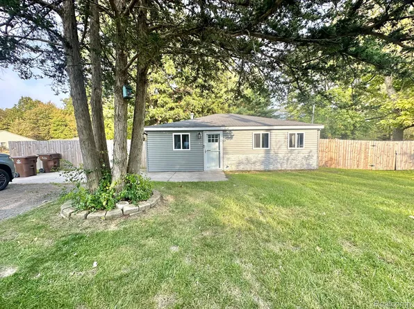 20105 Martinsville Rd, Belleville, MI 48111