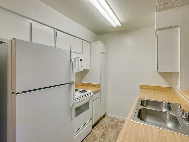 Pennwood Place kitchen