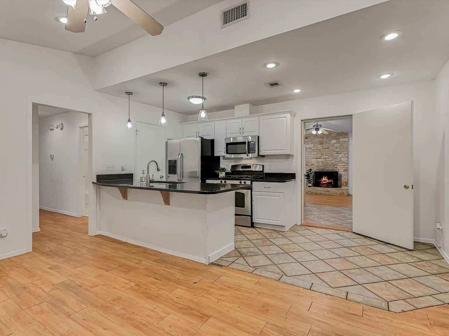 3 bed, 2.0 bath, 1016 sqft, $2,500 — Photo 3