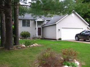5825 Ellcourt Dr, Fennville, MI