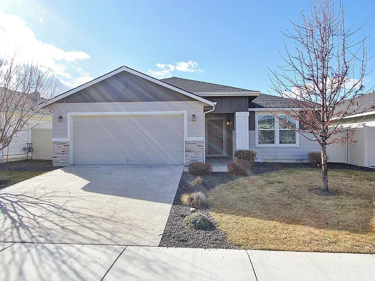 3101 N Saratov Way — Photo 1