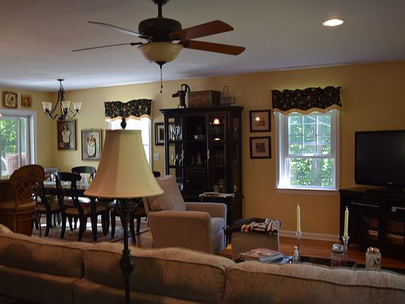 Living Area Pic 1 of 3