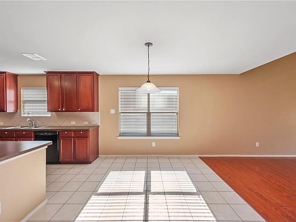 4th image of 521 Moonrise Dr