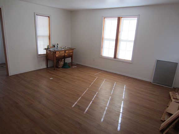 4th image of 212 Brown St
