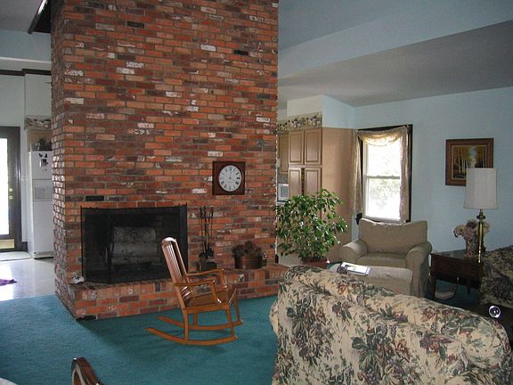 Living Room w. FP