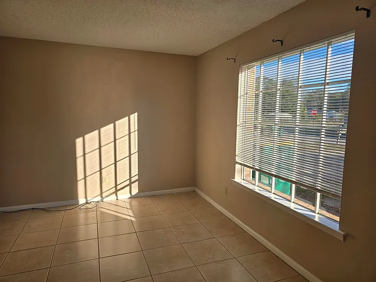 106 Valencia Dr — Photo 8