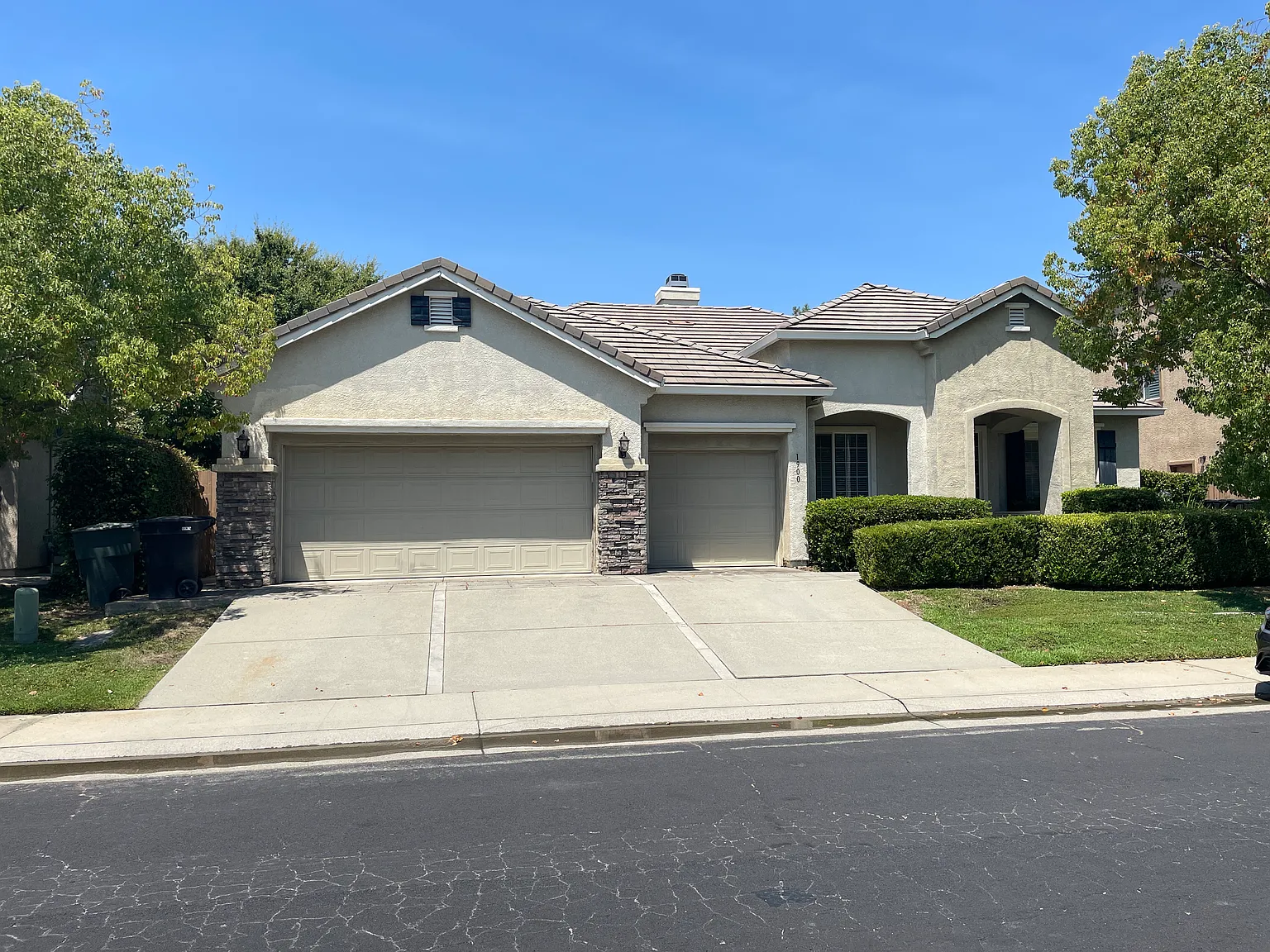 1900 Casterbridge Dr photo 1