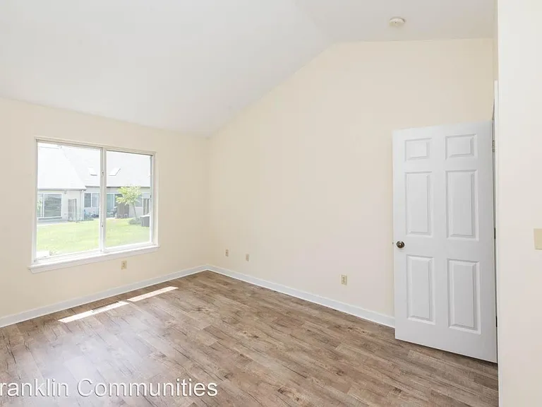 Rosewood Condominiums — Photo 12