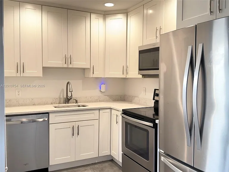 1533 Gabriel St — Photo 6