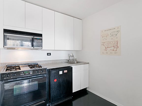 3rd image of 270 W 17th St APT 7F