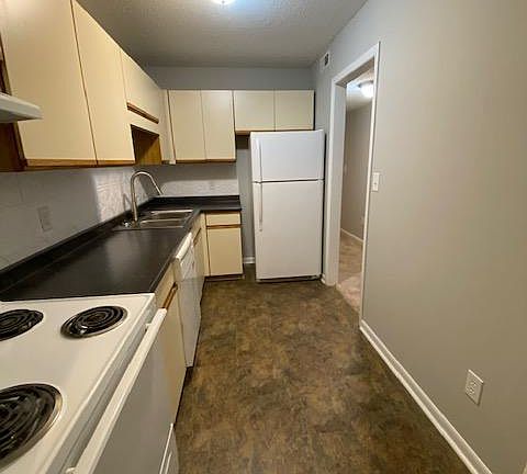 2nd image of 1100 Crescent Dr #11
