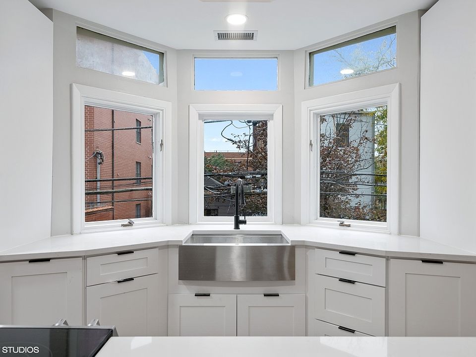 1st image of 1014 W Oakdale Ave #2