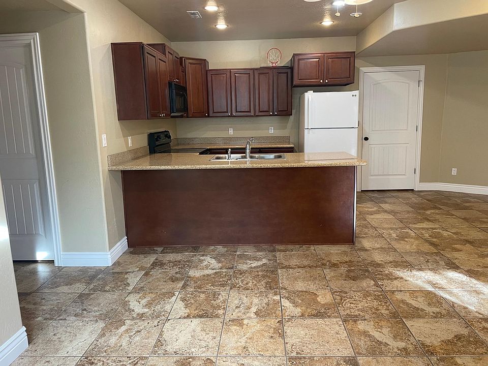 Kitchen, fridge included