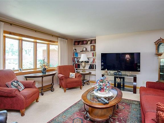 4th image of 436 Honeysuckle Dr
