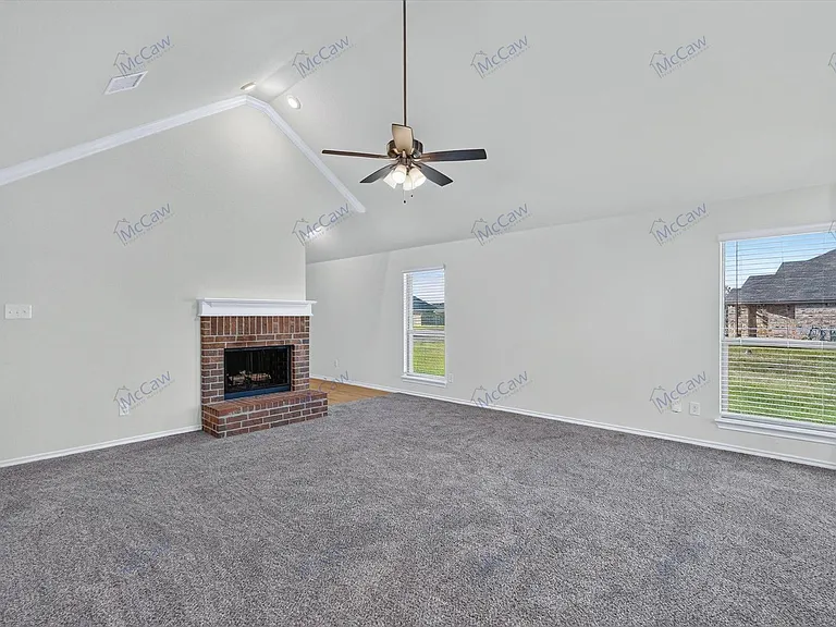 324 Greenhaven Dr — Photo 2