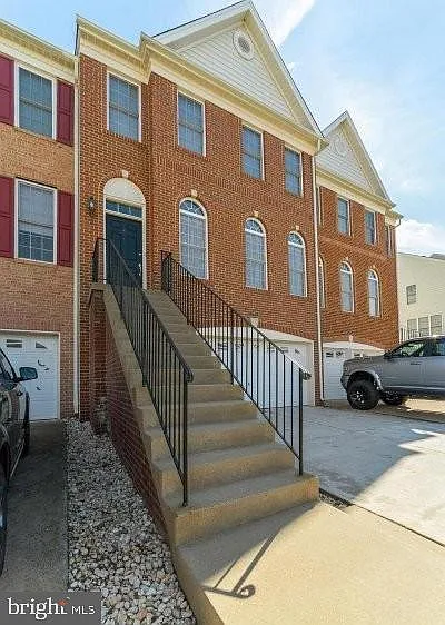 3 bed, 2.5 bath, 2652 sqft, $3,300 — Photo 3