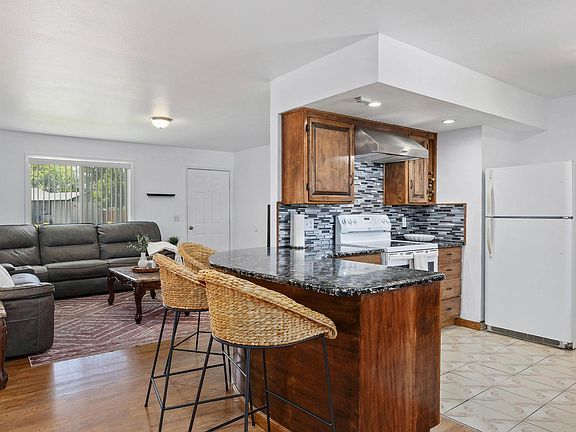 5th image of 106 Maplewood Cir