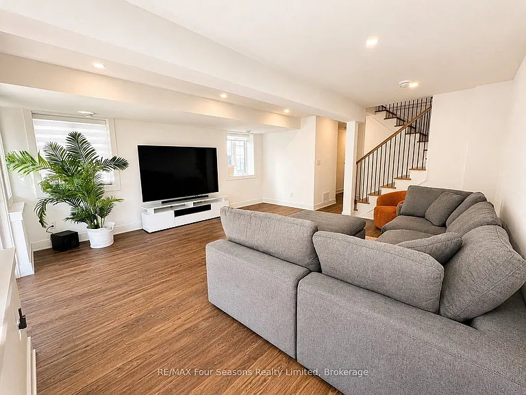 137 White Oak Cres — Photo 22