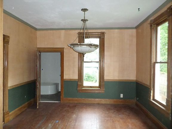 4th image of 700 W Lexington Ave