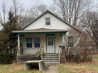 305 E James St, Eureka, IL