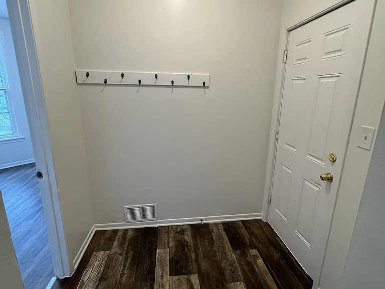 1146 Reaney Ave E #1 — Photo 6