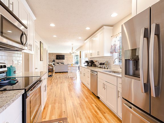 2nd image of 2720 Peppermint Dr