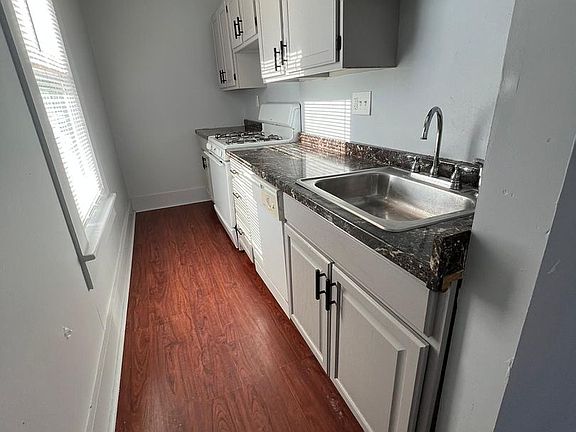 3rd image of 402-404 Poplar St Floor 2